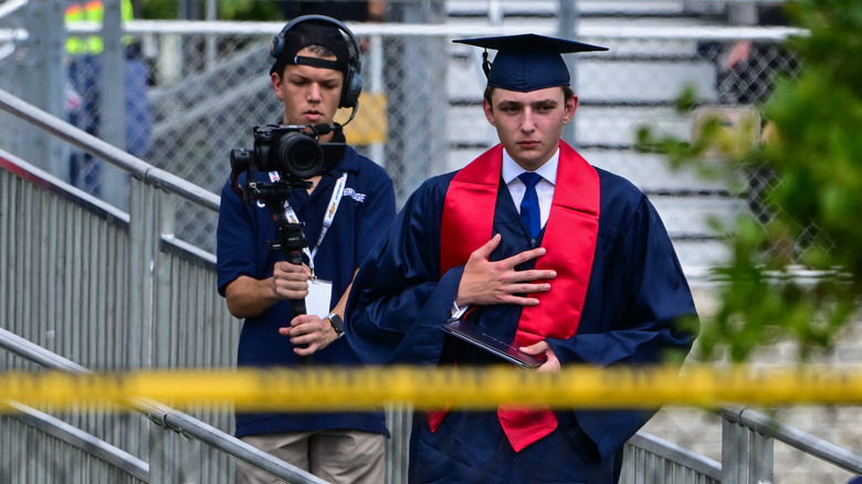 Barron Trump portant une toge et une casquette de remise des diplômes