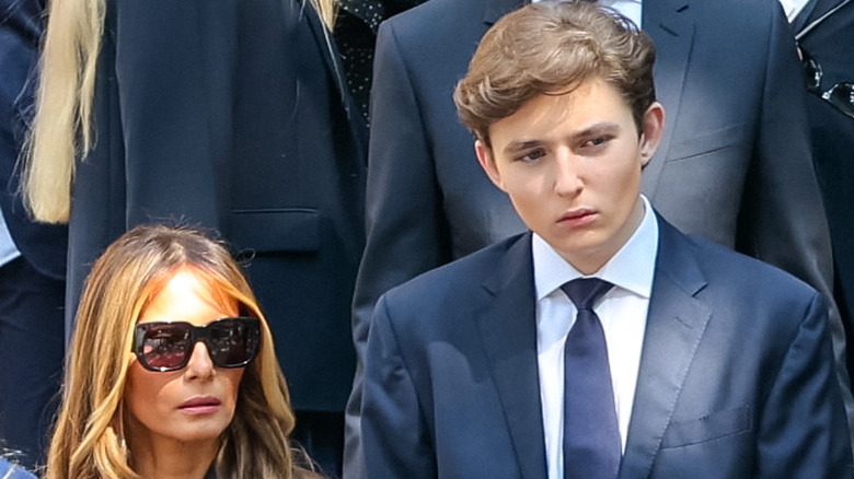 Melania et Barron Trump avec des expressions sombres