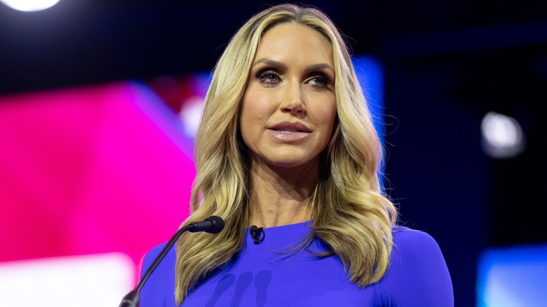 Lara Trump s'exprime lors d'un événement