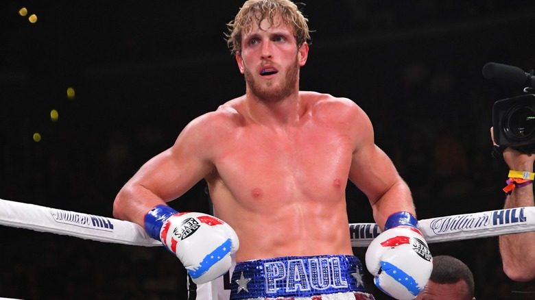 Logan Paul boxe debout