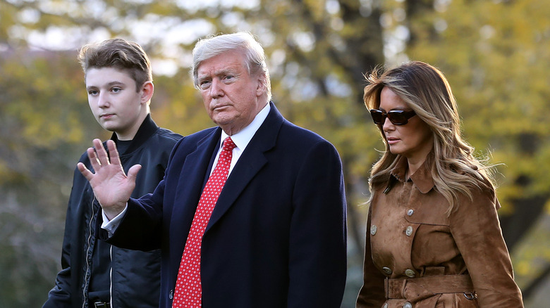 Barron, Donald et Melania Trump en marche