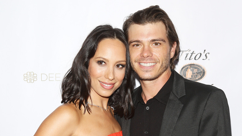 Cheryl Burke et Matthew Lawrence sourient