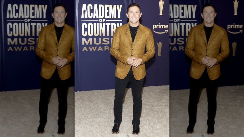 Scotty McCreery porte un blazer marron clair