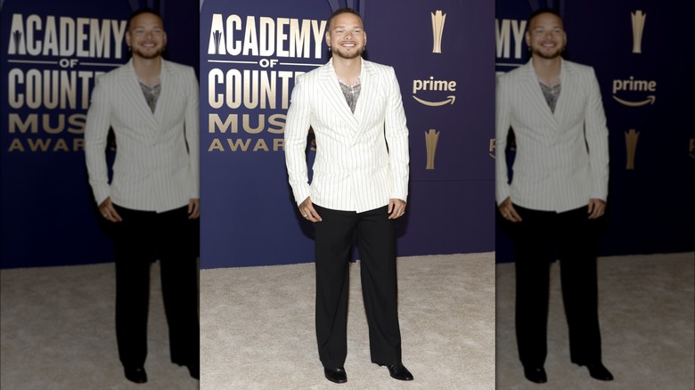 Kane Brown porte un blazer blanc à fines rayures