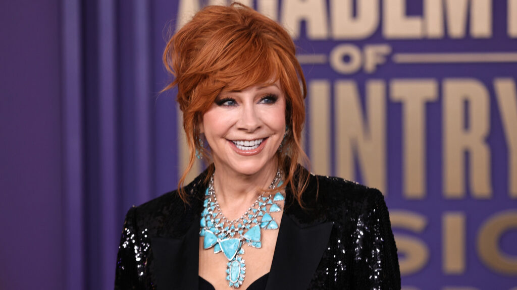 Le look sexy de Reba McEntire aux ACM Awards 2024 n’arrange pas les rumeurs de chirurgie plastique.