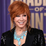 Le look sexy de Reba McEntire aux ACM Awards 2024 n’arrange pas les rumeurs de chirurgie plastique.