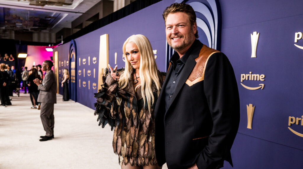 Les looks de Blake Shelton et Gwen Stefani pour les ACM Awards 2024 méritent d’être remis en cage.