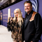 Les looks de Blake Shelton et Gwen Stefani pour les ACM Awards 2024 méritent d’être remis en cage.