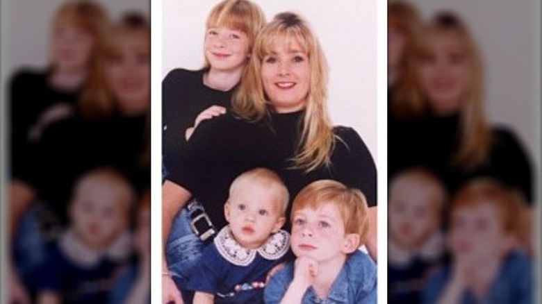 Kayleigh McEnany pose avec sa mère, sa sœur et son frère.
