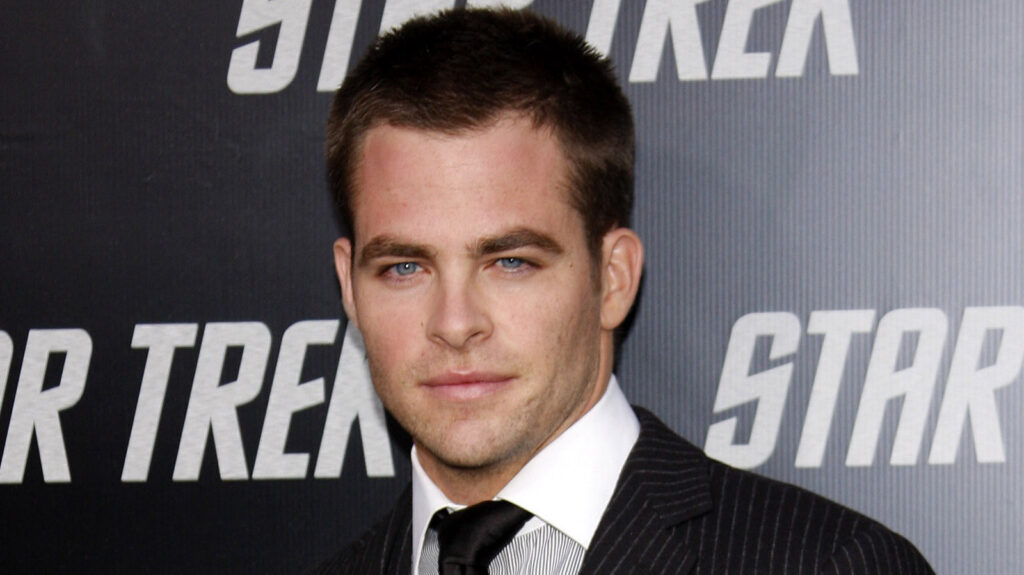 La transformation capillaire de Chris Pine, méconnaissable, est vraiment sauvage.