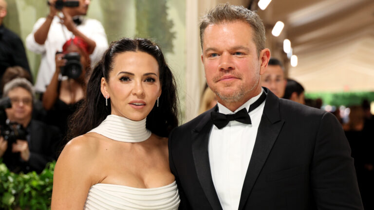 Lip Reader nous dit que la femme de Matt Damon s’est moquée de lui avant le gala du Met 2024