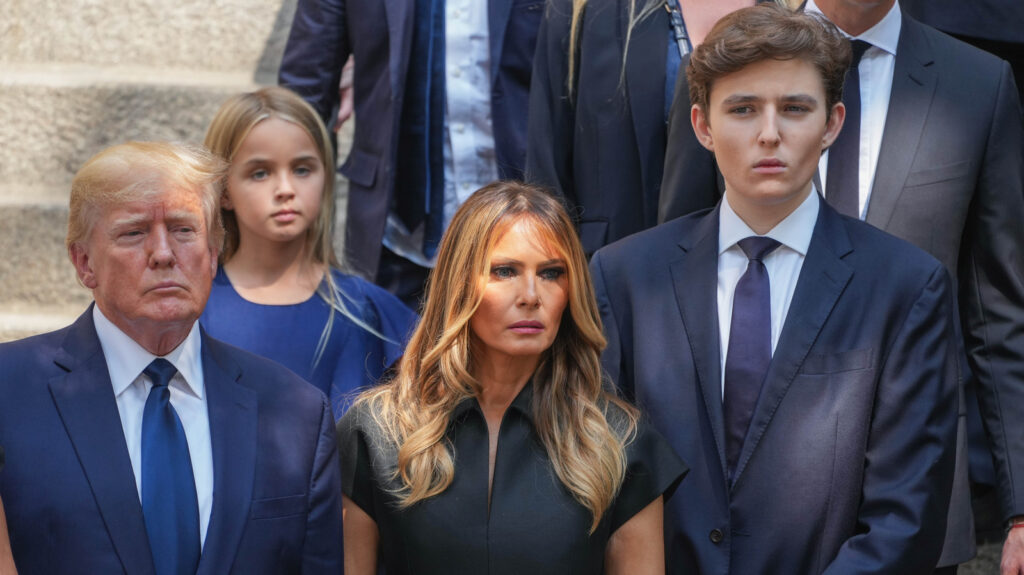 Un psychologue nous dit que Melania craint probablement que Barron ne perde son intimité pendant l'obtention de son diplôme d'études secondaires