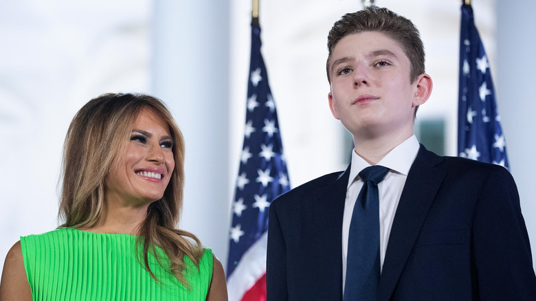 Melania Trump sourit à Barron Trump