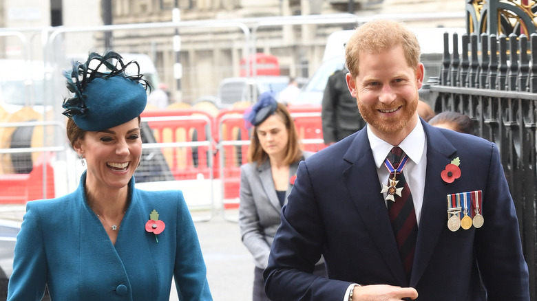 Kate Middleton et le prince Harry marchent ensemble
