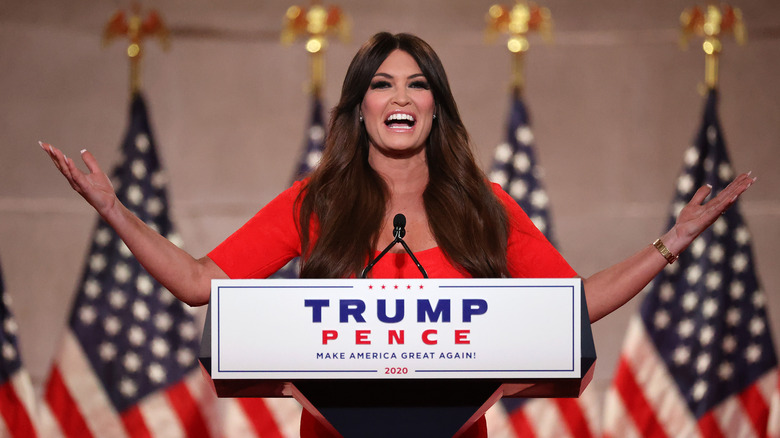 Kimberly Guilfoyle parle au micro