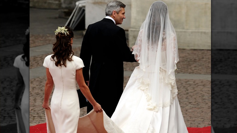 Pippa tenant la robe de Kate Middleton