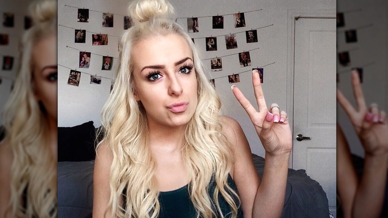 Tana Mongeau posant dans sa chambre