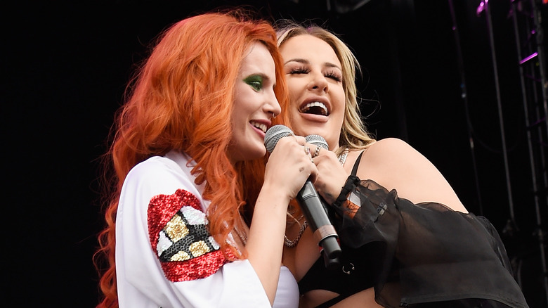 Tana Mongeau et Bella Thorne jouent ensemble