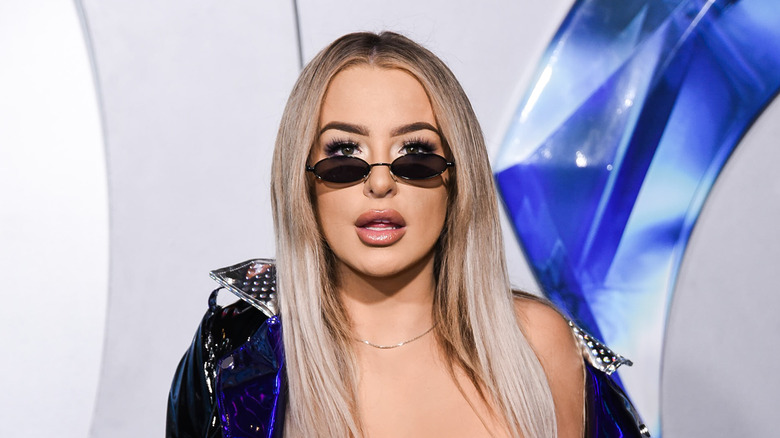 Tana Mongeau posant avec des lunettes