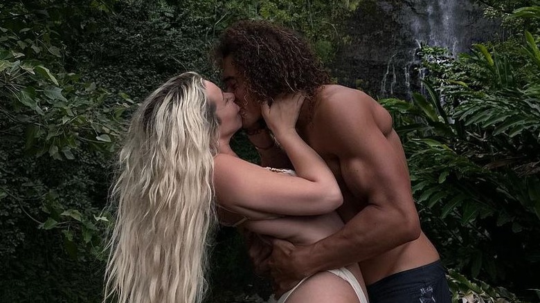 Tana Mongeau embrasse son copain Makoa