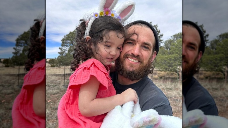 Alex Fine souriant avec sa fille