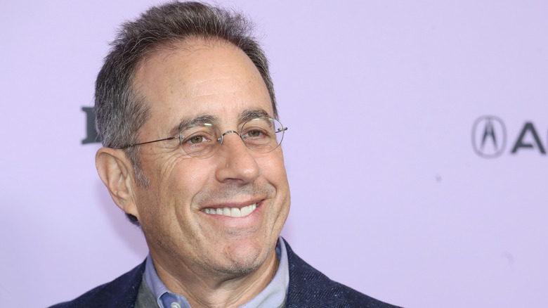 Jerry Seinfeld porte des lunettes