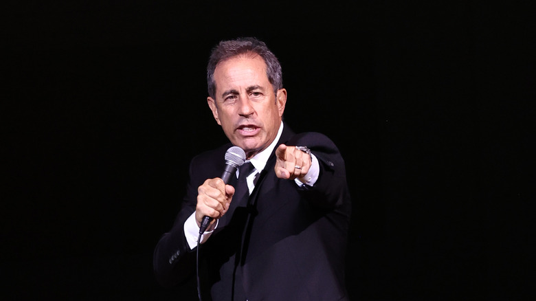 Jerry Seinfeld tenant un micro