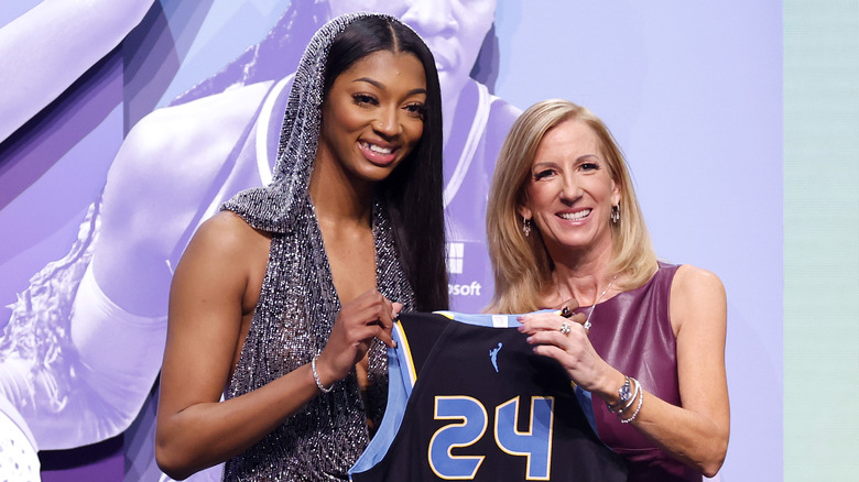 Angel Reese pose avec Cathy Engelbert