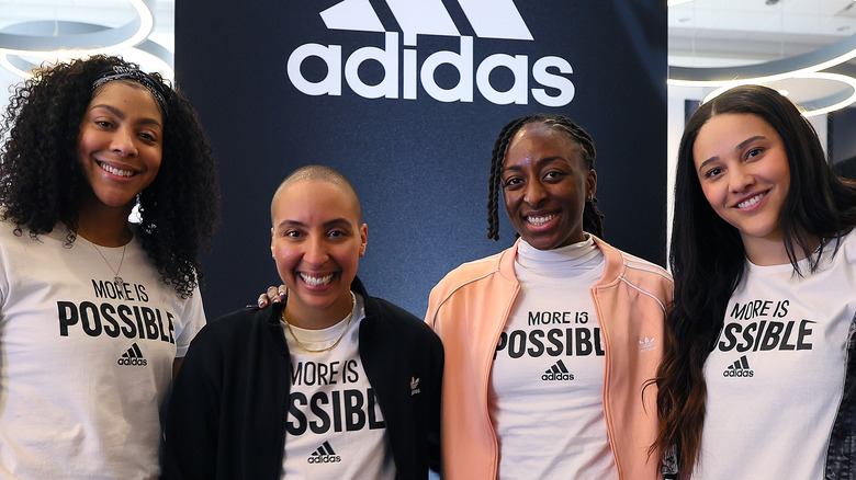 Les partenaires d'Adidas de la WNBA posent pour la photo