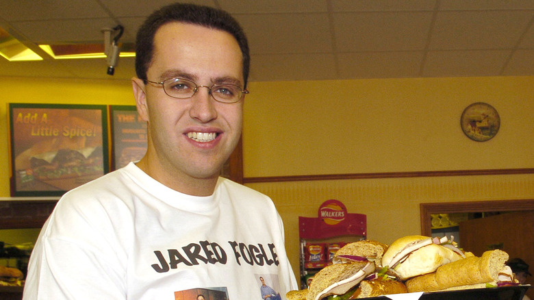 Jared Fogle tenant des sandwichs Subway