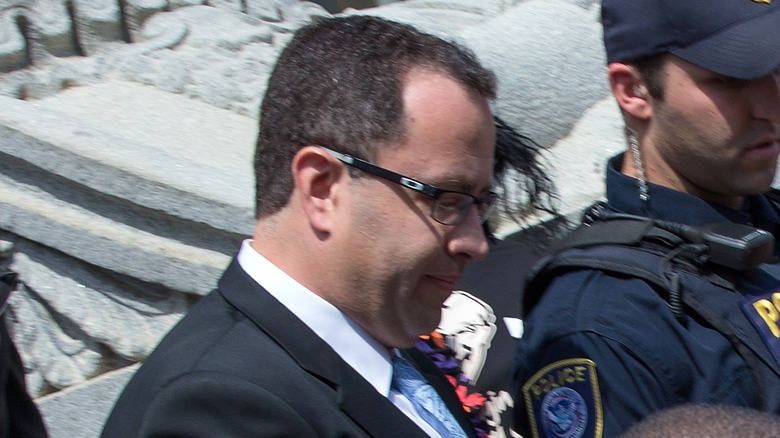 Jared Fogle à l'extérieur du terrain