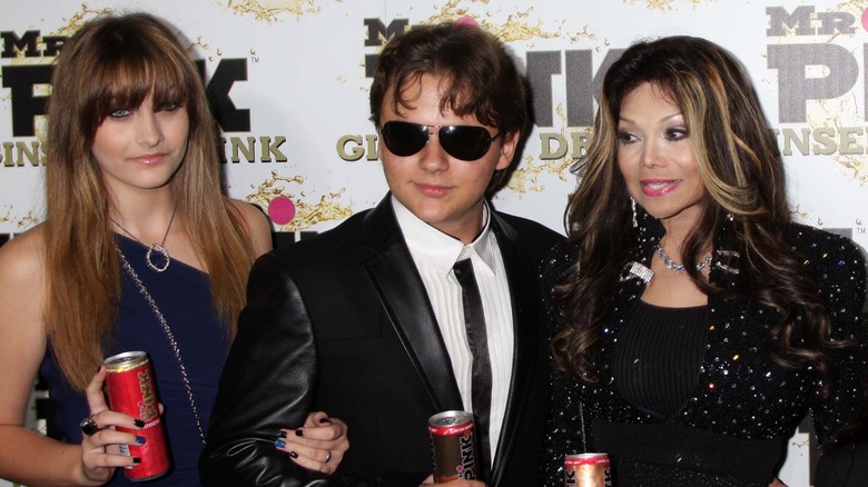 Prince avec La Toya et Paris Jackson posant