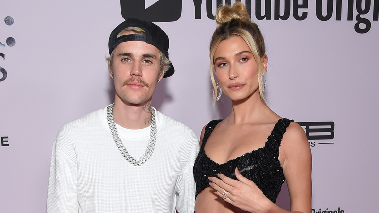 Moustache de Justin Bieber, cheveux blonds de Hailey Bieber