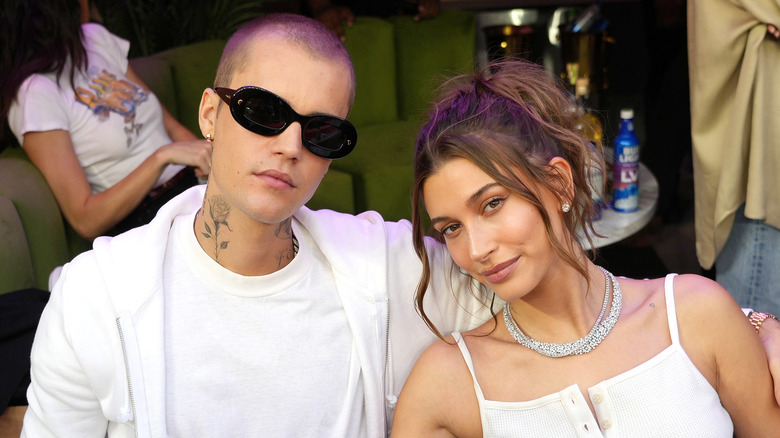 Lunettes de soleil Justin Bieber, cheveux bouclés Hailey Bieber