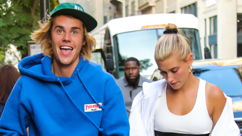 Justin Bieber visage heureux, Hailey Bieber tête baissée