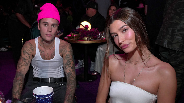 Chapeau rose Justin Bieber, robe bustier blanche Hailey Bieber