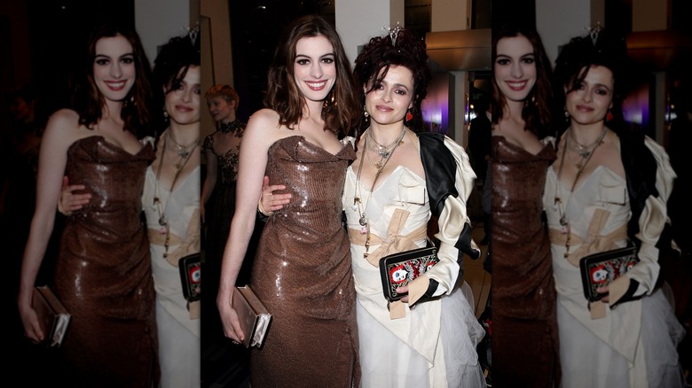 Anne Hathaway et Helena Bonham Carter posent