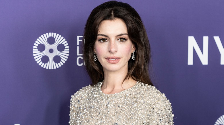 Anne Hathaway posant