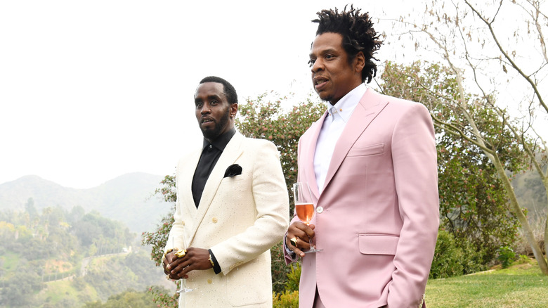 Jay-Z Diddy porte des costumes champagne