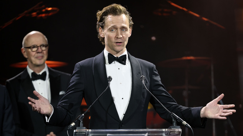 Tom Hiddleston parlant