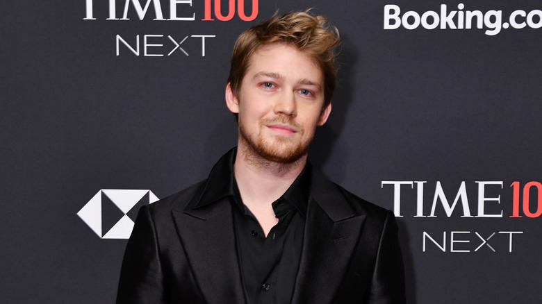 Joe Alwyn posant