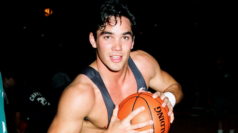 Le jeune Dean Cain tient un ballon de basket 