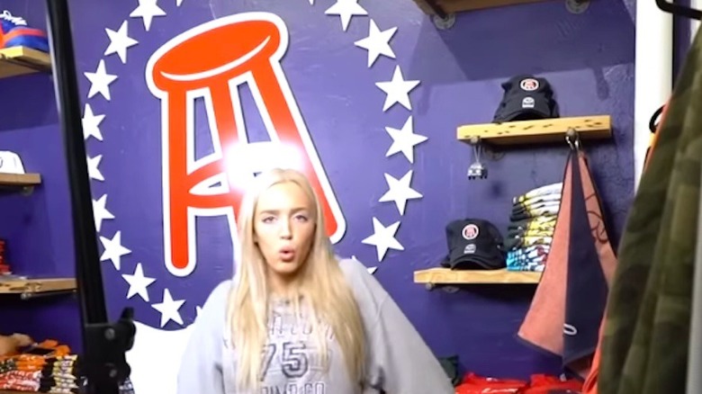 Alex Cooper avec le logo Barstool Sports