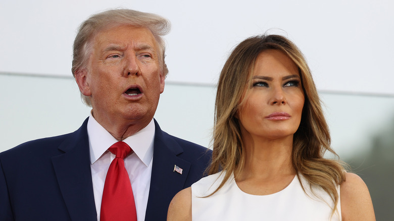 Donald et Melania Trump levant les yeux