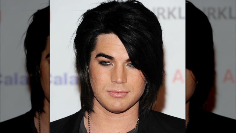 Adam Lambert cheveux noirs