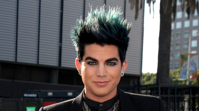 Adam Lambert cheveux bleus