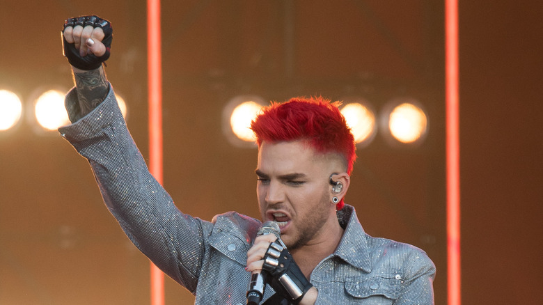 Cheveux de clown rouge d'Adam Lambert