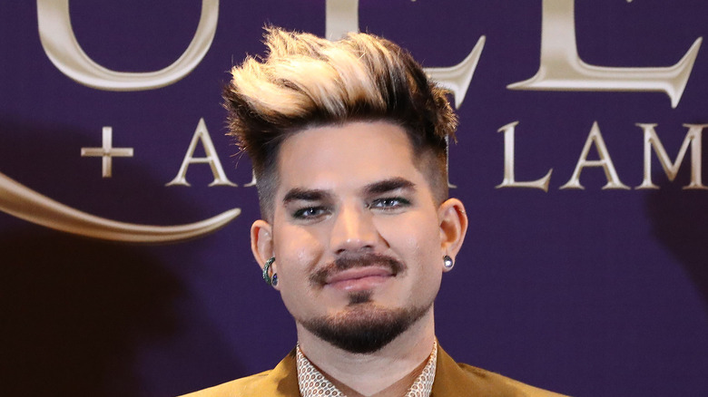 Adam Lambert mèches blondes