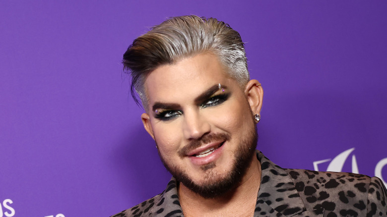 Adam Lambert cheveux argentés et bruns 