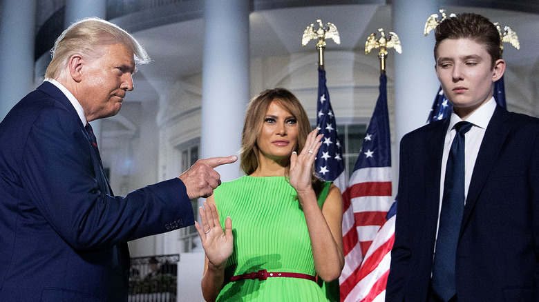 Donald, Melania et Barron Trump debout